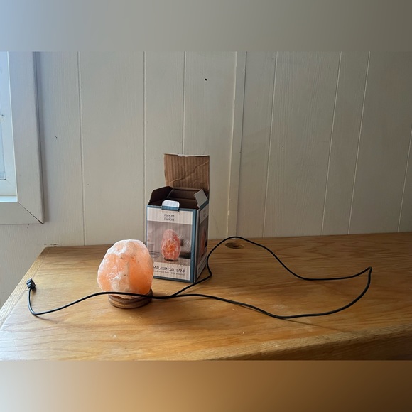 NIB New Room 2 Room Natural Himalayan Salt Lamp
Natural Wood Base - USB Powered - Picture 3 of 17